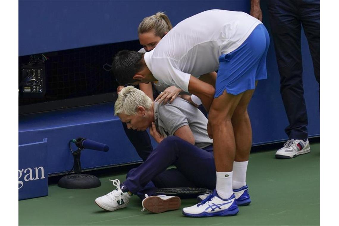 US Open: Djokovic disqualifiziert, Zverev siegt, Kerber raus Djokovic hatte eine Linienrichterin mit einem Ball getroffen. Foto: Seth Wenig/AP/dpa