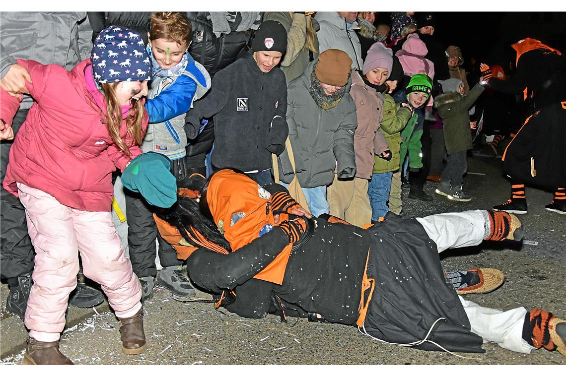 D´Jonge Hexa aus dem Enzkreis haben nur Blödsinn im Kopf. Nachtumzug der Schbial...