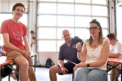 DKMS-Volunteer Elias Vollmer, DRK-Helfer Jochen Kehle und Leonie Betz (von links) unterstützen bei der Typisierungsaktion in der Rettungswache. Foto: Tobias Sellmaier