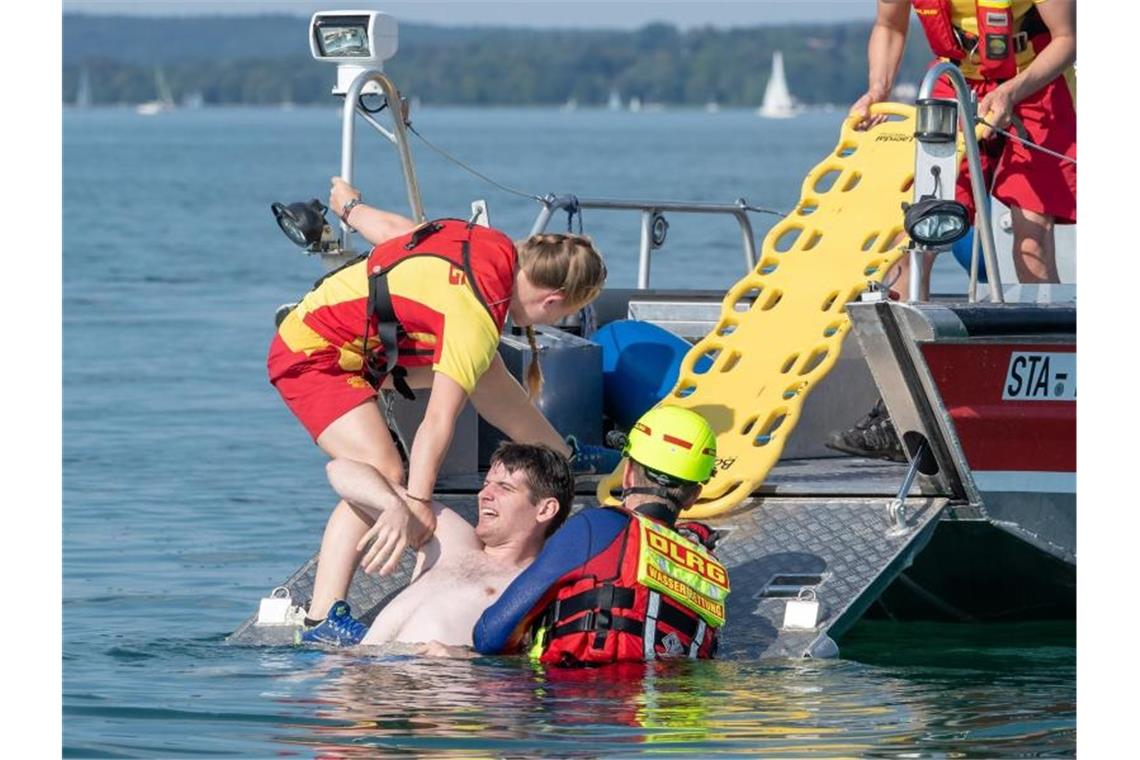 Deutlich weniger Menschen ertrunken DLRG-Mitglieder nehmen auf einem See mit einem Boot an einer Übung teil. Foto: Peter Kneffel/dpa/Archivbild