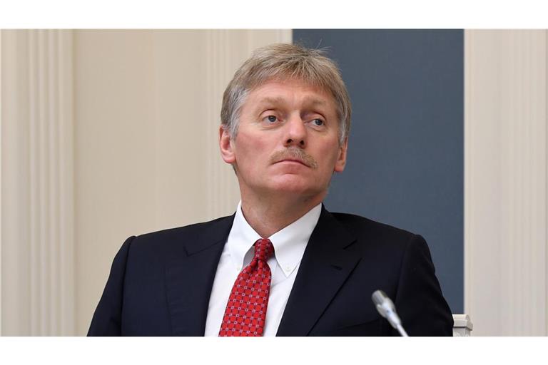 Dmitri Peskow, Sprecher des russischen Präsidenten Putin, nimmt an einer Videokonferenz im Moskauer Kreml mit Putin teil (Archivbild).