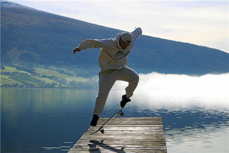 „Do a Kickflip“: Auf einem wackeligen Holzsteg vor traumhafter Naturkulisse wird Kim Dieterich zum Kickflip aufgefordert.  Fotos: Kickflip North