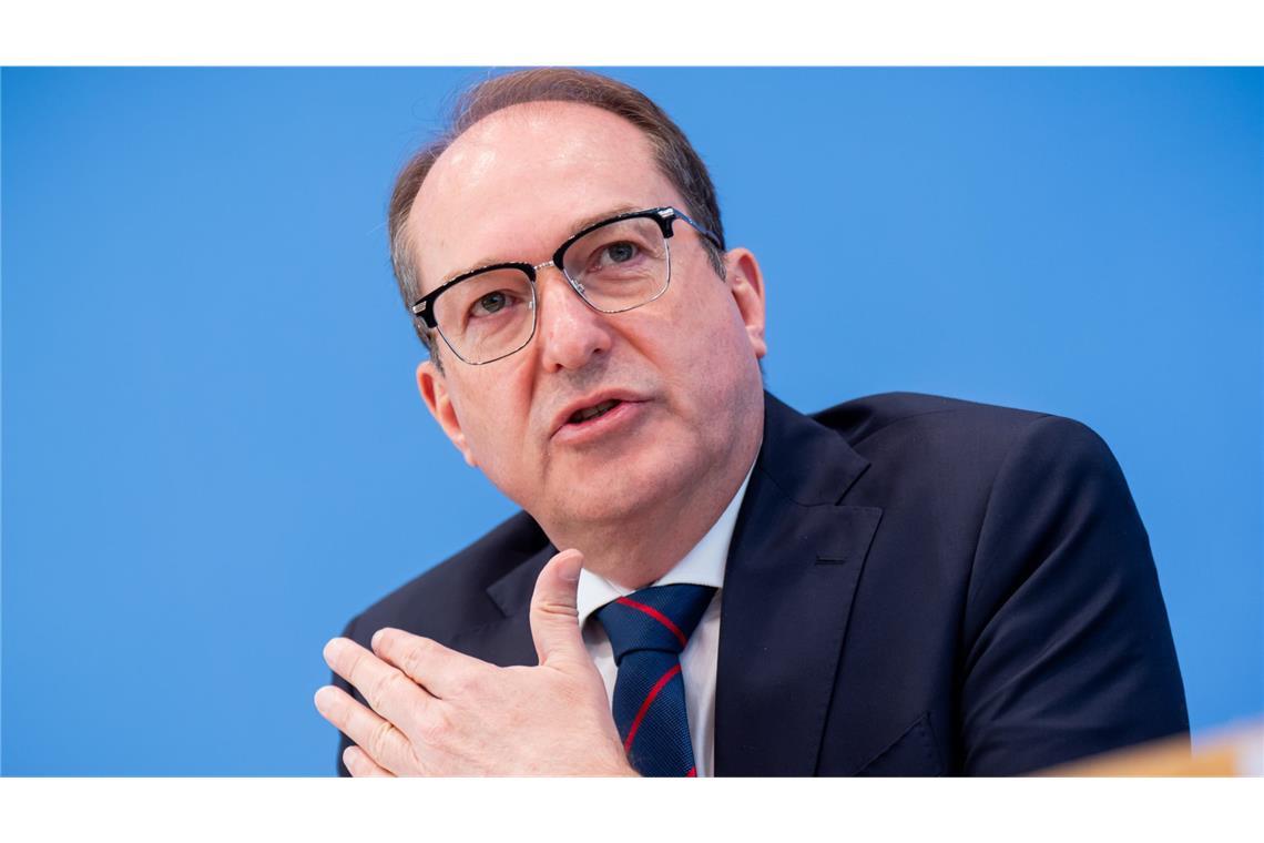 Dobrindt zu Drohnen-Vorfällen: „Sind Ziel von Sabotage und Spionage“ Dobrindt (CDU) kündigte eine neue Gestaltung des Luftsicherheitsgesetzes und mehr finanzielle Mittel an, um sich gegen die „hybride Bedrohung“ zu rüsten. (Archivbild)