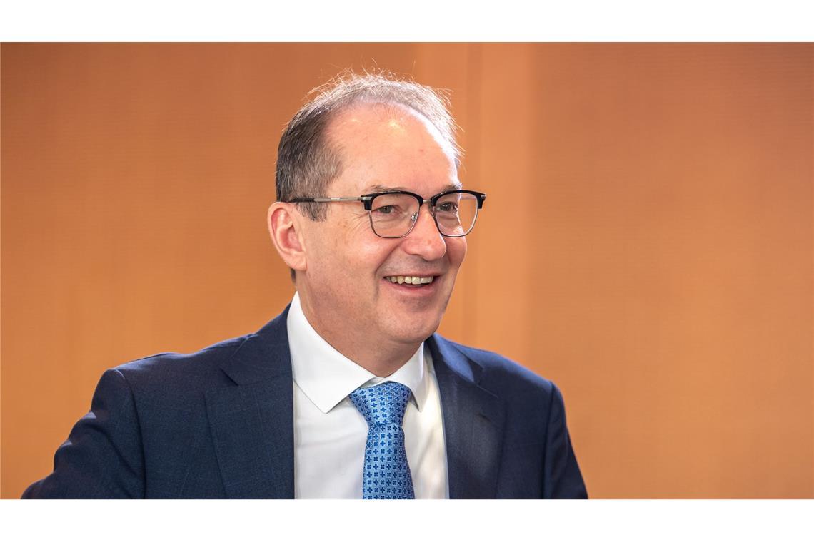 Dobrindt will den Verfassungsschutz ausbauen - auch über den reinen Nachrichtendienst hinaus. (Archivbild)