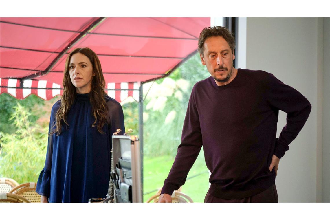 Doch auch zwischen dem Ehepaar Hübner (Hans Löw, re.) scheint nicht alles glatt zu laufen.