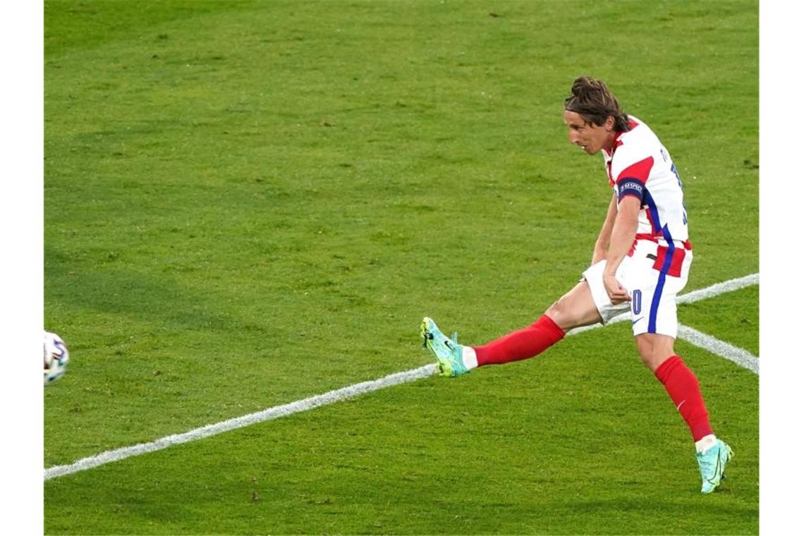 Modric führt Kroatien mit Zaubertor ins Achtelfinale Doch dann kam Luka Modric. Der Kroate erzielt per Außenrist in Weltklassemanier die erneute Führung. Foto: Owen Humphreys/PA Wire/dpa
