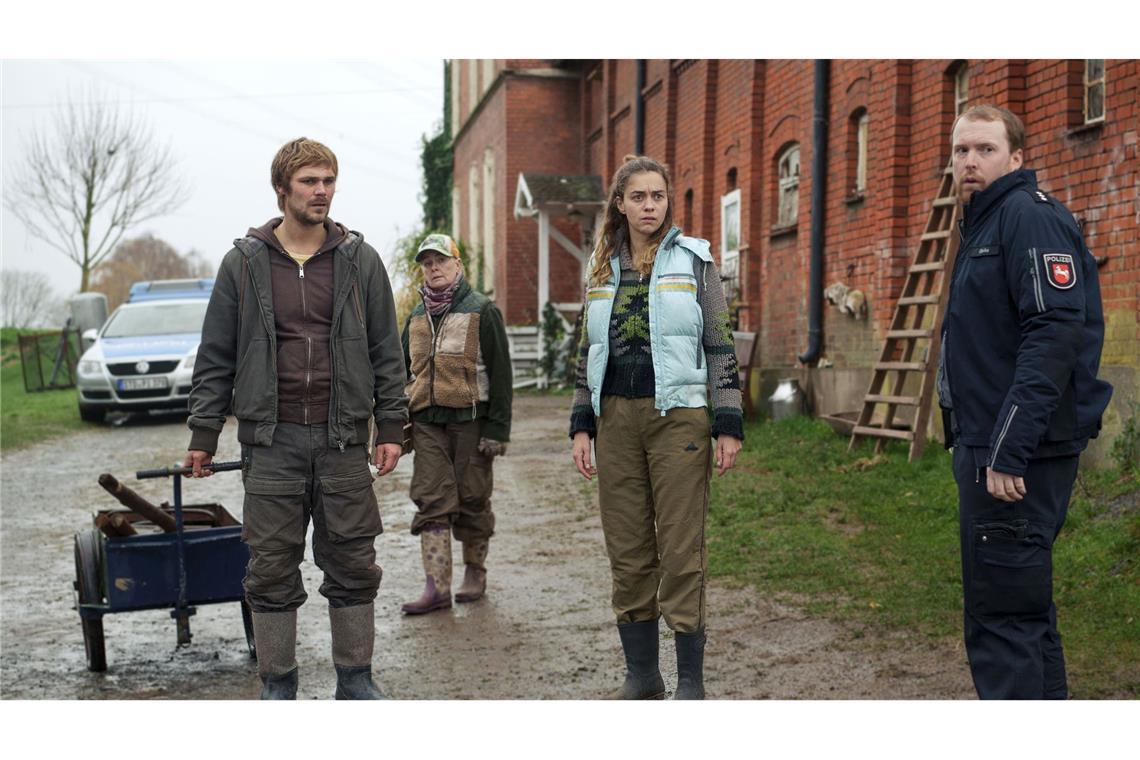 Doch kein Unfall? In der Scheune finden sich Hinweise auf Vertuschung (v. l. n. r.: Sven Feldhusen (Henning Flüsloh), Marlies Feldhusen (Lina Wendel), Frauke (Ronja Herberich), Polizist Olaf Gehrke (Ole Fischer)).