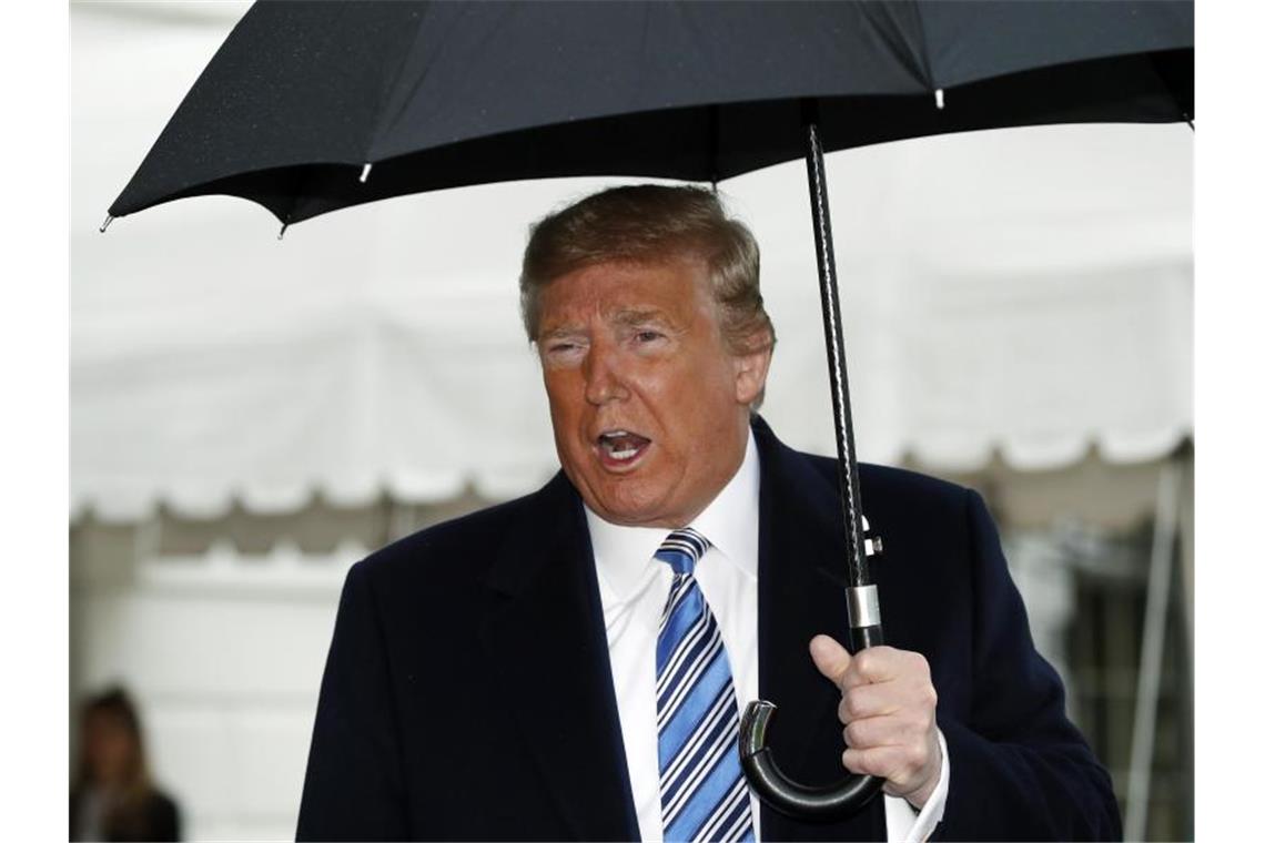 Trump riegelt Corona-Hotspots nicht ab - mehr als 2400 Tote Doch keine Quarantäne für New York: US-Präsident Donald Trump ändert seine Meinung. Foto: Alex Brandon/AP/dpa