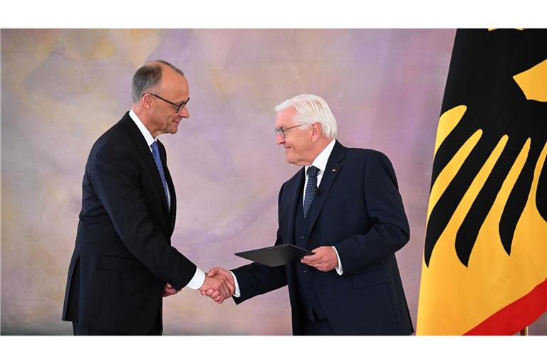 Doch noch geschafft: Nach dem erfolgreichen zweiten Wahlgang ernennt Bundespräsident Steinmeier CDU-Chef Merz zum Kanzler.