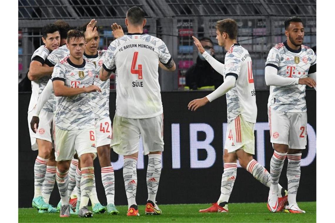 Machtdemonstration des FC Bayern: 3:1 dank Lewandowski Doch Robert Lewandowski (l) beendete mit seinem zweiten Treffer des Abends jegliche Zweifel am Bayern-Erfolg. Foto: Bernd Thissen/dpa