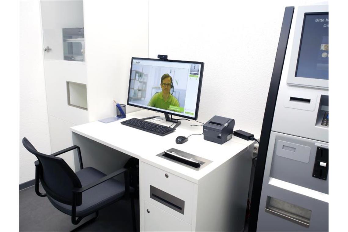OLG Karlsruhe lehnt Apothekenautomaten von Docmorris ab DocMorris Apotheke mit Bildschirm für eine Videoberatung und einem Ausgabeautomaten in Hüffenhardt. Foto: Ralf Seidel/DocMorris/Archivbild