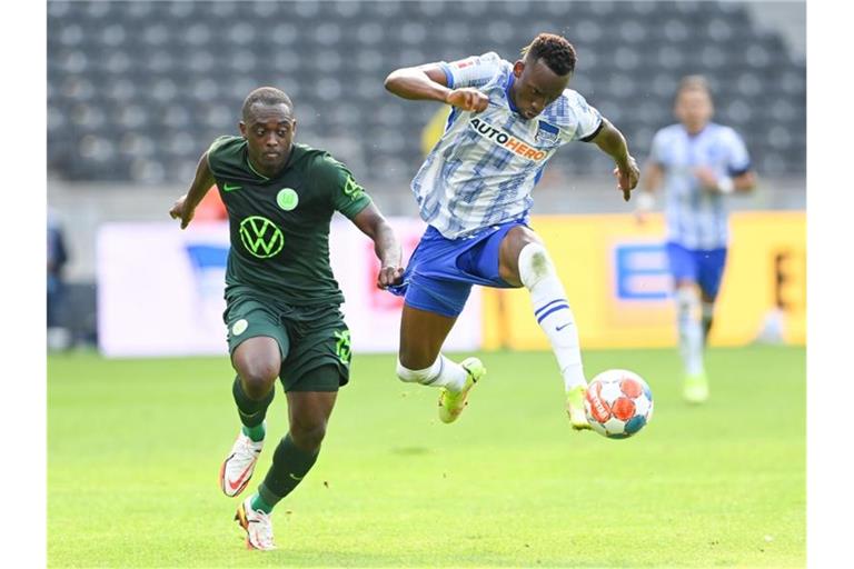 Dodi Lukebakio (r) wechselt von Hertha BSC zum VfL Wolfsburg. Foto: Soeren Stache/dpa-Zentralbild/dpa