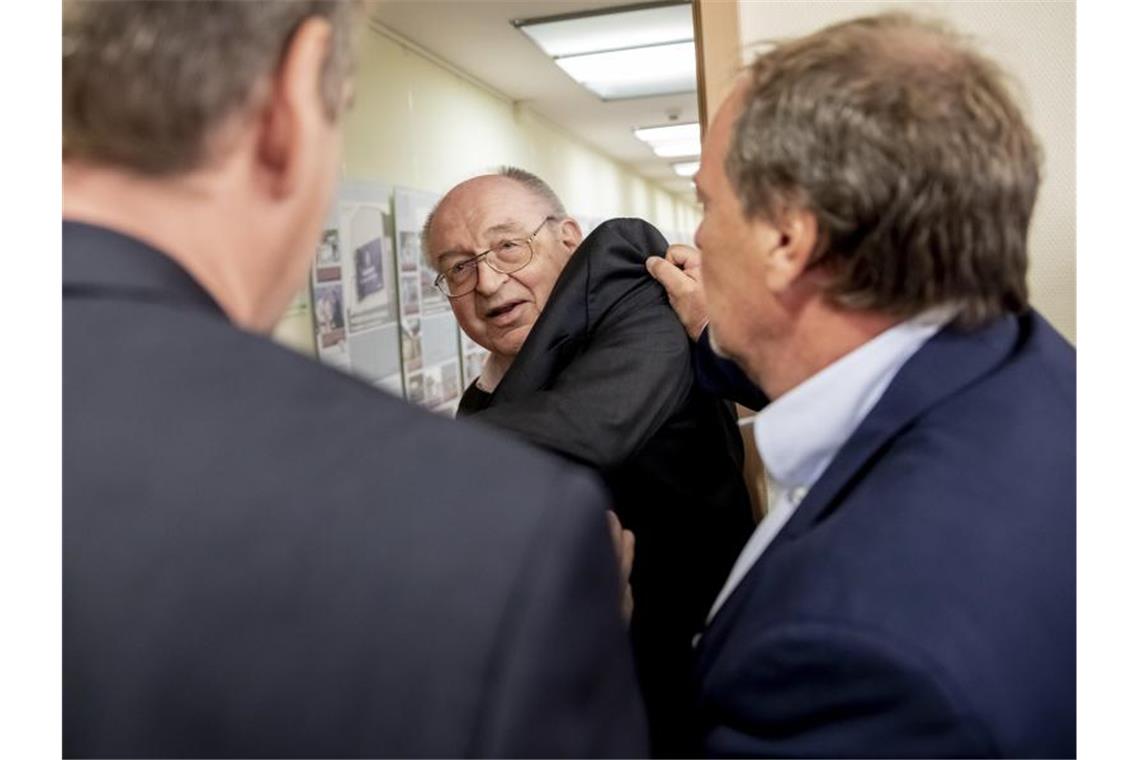 Eklat bei Pk der Doping-Opfer-Hilfe DOH-Vorsitzender Michael Lehner (r) verwehrt dem Anti-Doping-Experten Werner Franke den Zutritt. Foto: Christoph Soeder