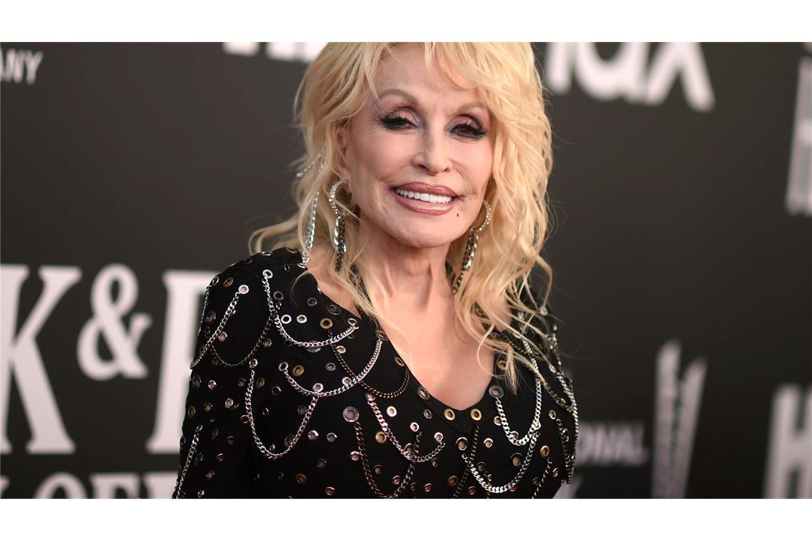 Tom Cruise und Dolly Parton erhalten Oscar-Ehrenpreise Dolly Parton wird von der Oscar-Akademie für ihr sozialen Engagement geehrt. (Archivbild)