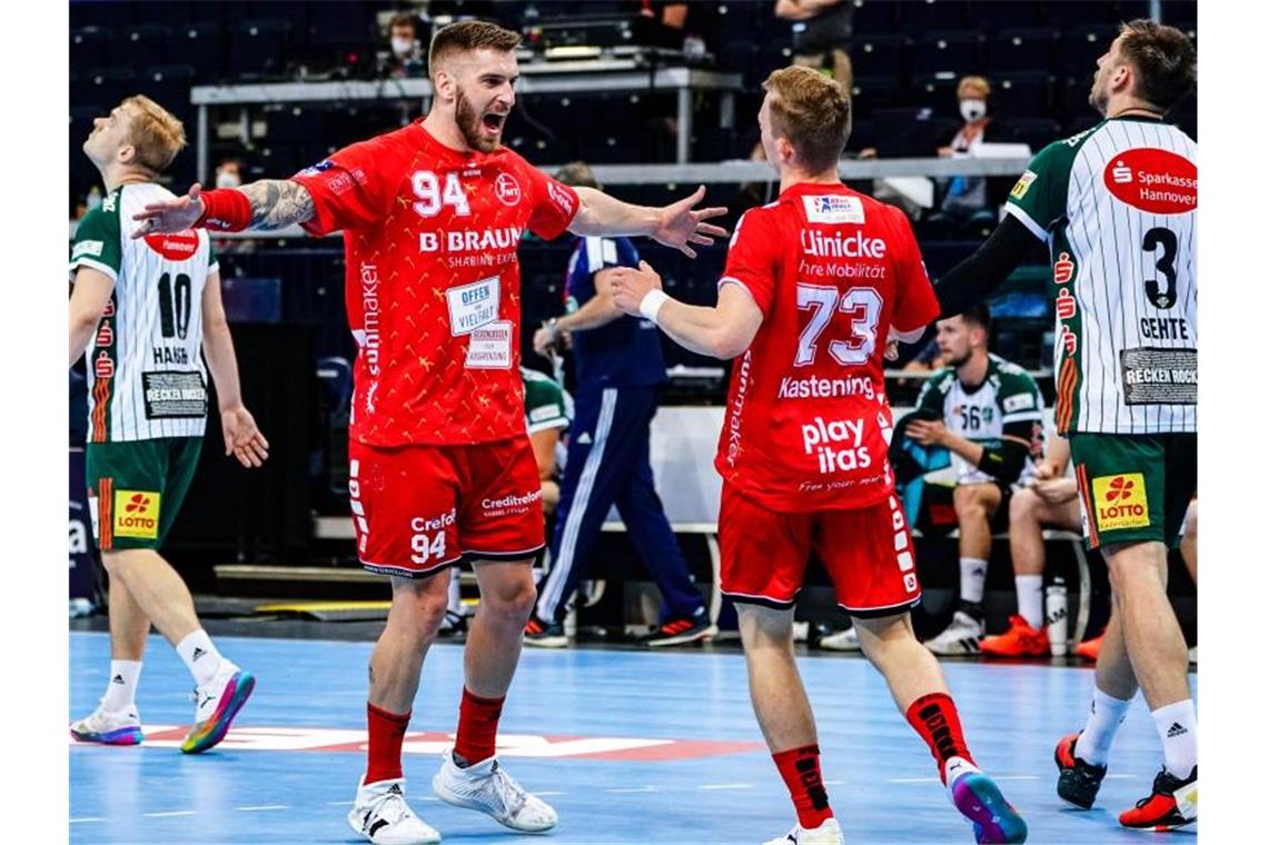 Lemgo demütigt Favorit THW Kiel im Finale gegen Melsungen Domagoj Pavlović und Timo Kastening (M) von MT Melsungen feiern den Sieg über Hannover. Foto: Axel Heimken/dpa