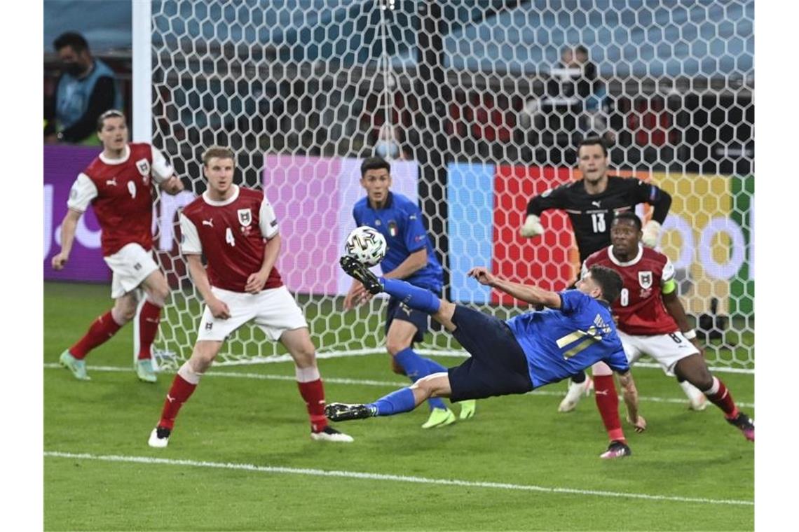 In der Verlängerung: Joker bringen Italien ins Viertelfinale Domenico Berardi (M.) versuchte einen Seitfallzieher, aber traf den Ball nicht richtig. Foto: Justin Tallis/AFP Pool/AP/dpa