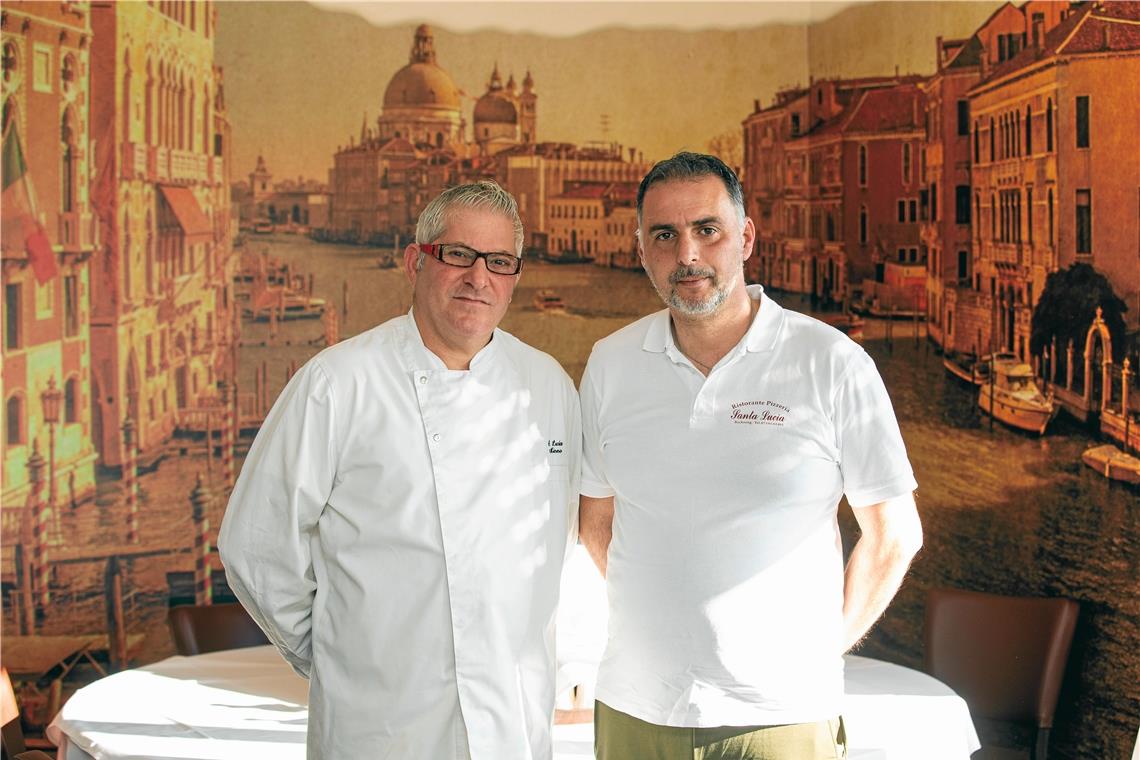 Domenico Fazio (links) und Natale Mannara bekommen Italien derzeit auch nur auf den Bildern in ihrem Restaurant zu Gesicht. Foto: A. Becher