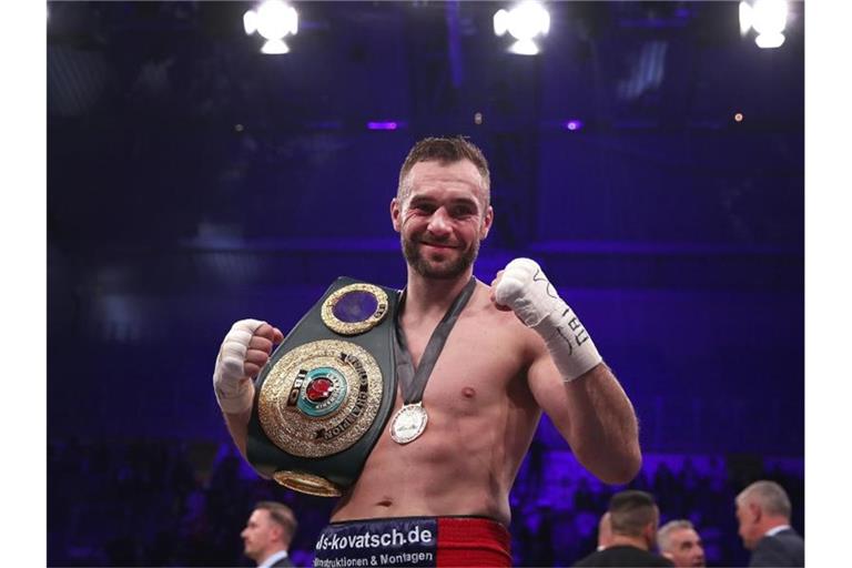 Dominic Bösel hat sich im Kampf gegen Robin Krasniqi durchgesetzt - aber nur knapp. Foto: Ronny Hartmann/dpa