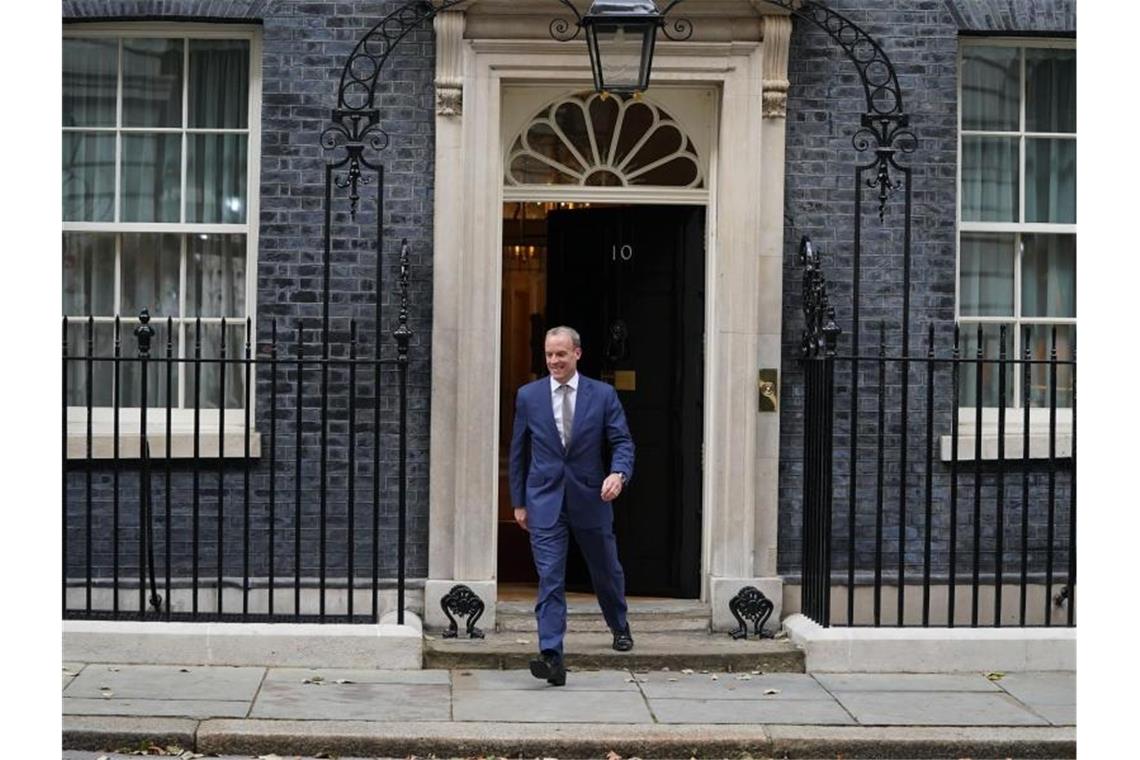 Dominic Raab verlässt die 10 Downing Street. Er wechselt vom Außenministerium ins Justizministerium. Foto: Stefan Rousseau/PA Wire/dpa