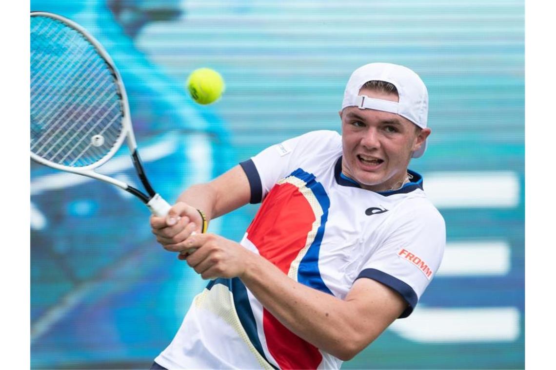Schweizer Tennis-Youngster Stricker überrascht in Stuttgart Dominic Stricker aus der Schweiz in Aktion. Foto: Marijan Murat/dpa