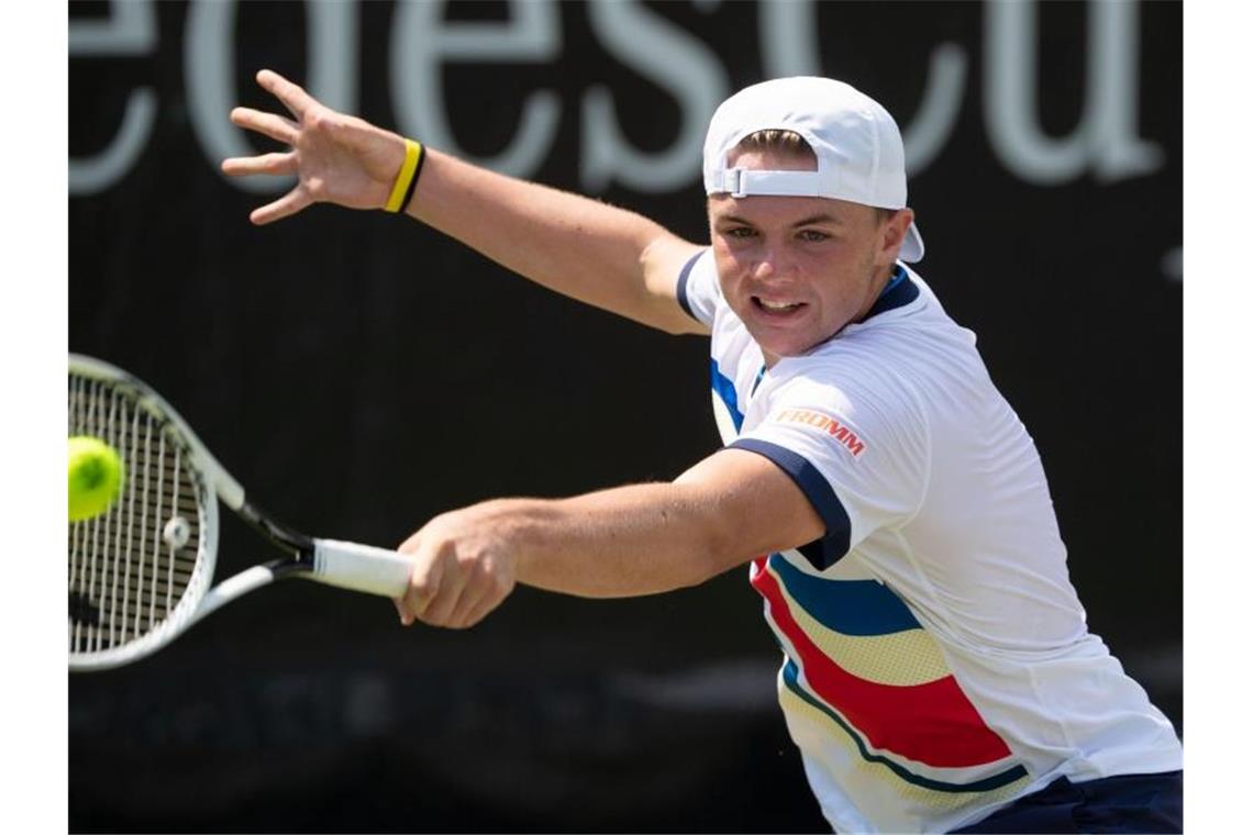 Möglicher Federer-Nachfolger verliert in Stuttgart Dominic Stricker aus der Schweiz in Aktion gegen Querrey aus den USA. Foto: Marijan Murat/dpa