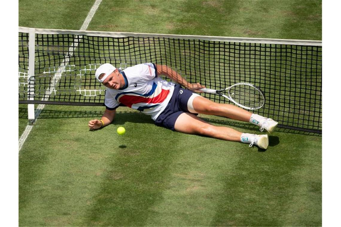 Dominic Stricker aus der Schweiz liegt gegen Querrey aus den USA im Netz. Foto: Marijan Murat/dpa/Archivbild