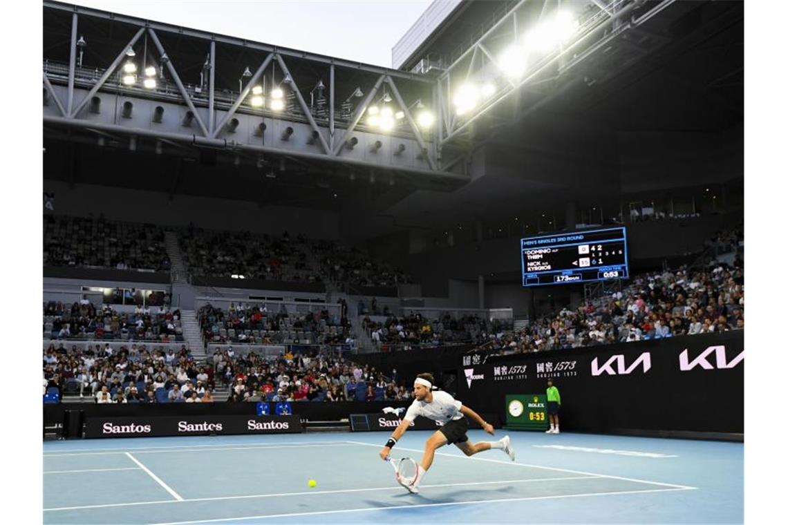 Historischer Tennis-Tag: Zverev mit „Feuer“ ins Achtelfinale Dominic Thiem aus Österreich in Aktion, noch vor Publikum. Foto: Dave Hunt/AAP/dpa