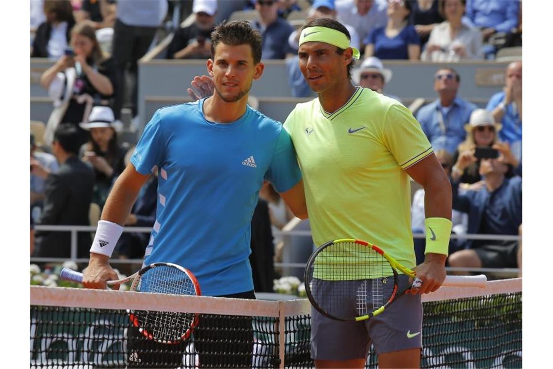 Dominic Thiem (l) und Rafael Nadal stehen vor dem Spiel für ein Foto bereit. Foto: Michel Euler/AP