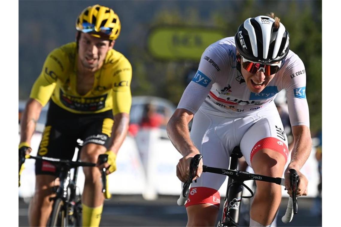 Slowenien dominiert die Tour - Radsport-Märchen mit Zweifeln Dominieren die Gesamtwertung der 107. Tour de France: Tadej Pogacar (r) und Primoz Roglic. Foto: David Stockman/BELGA/dpa
