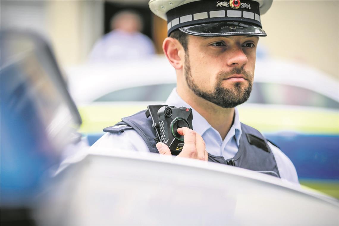 Dominik Englmann und seine Kollegen im Polizeirevier Backnang wurden mit zehn Bodycams ausgestattet. Jede Streifenwagenbesatzung hat nun eine Kamera mit dabei. Mit einem Knopfdruck werden die Geräte eingeschaltet. Foto: A. Becher