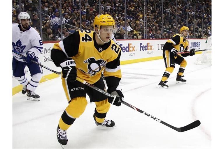 Dominik Kahun (M.) traf doppelt für die Penguins. Foto: Gene J. Puskar/AP/dpa