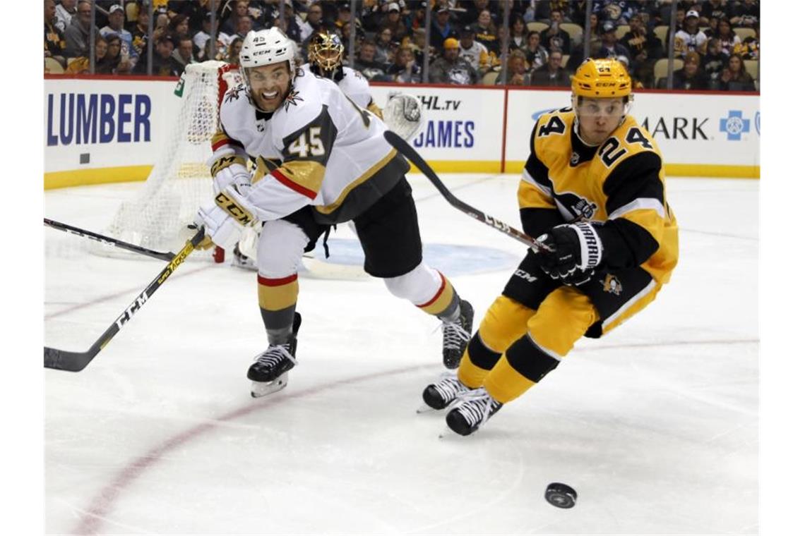 Dominik Kahun (r) kassierte mit den Pittsburgh Penguins eine Heimniederlage. Foto: Keith Srakocic/AP/dpa
