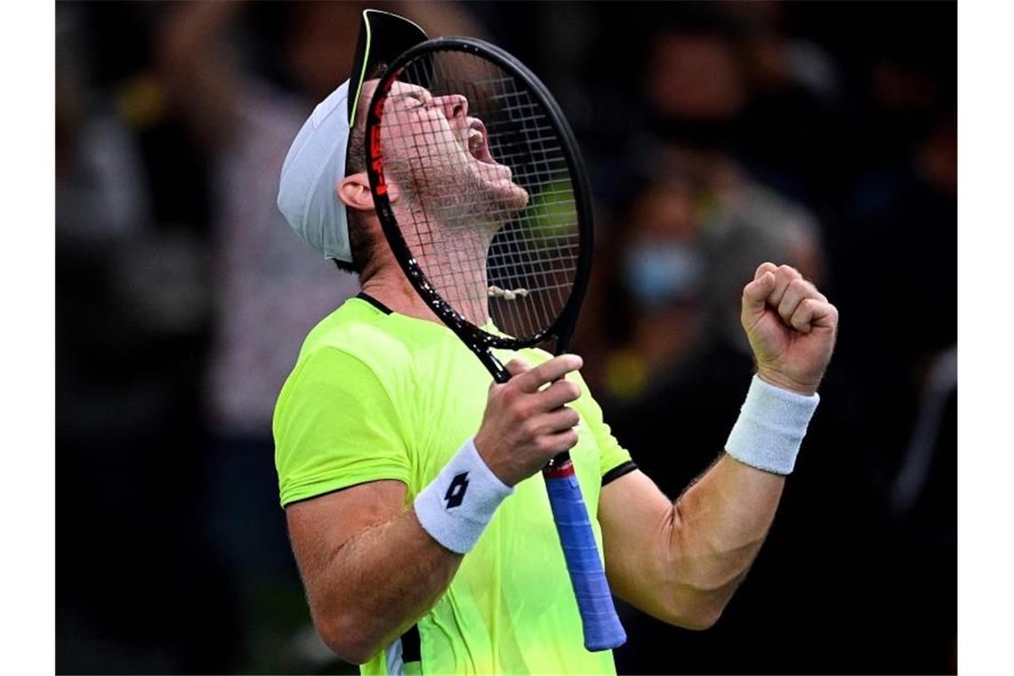 Dominik Koepfer hat in Paris das Achtelfinale erreicht. Foto: Christophe Archambault/AFP/dpa