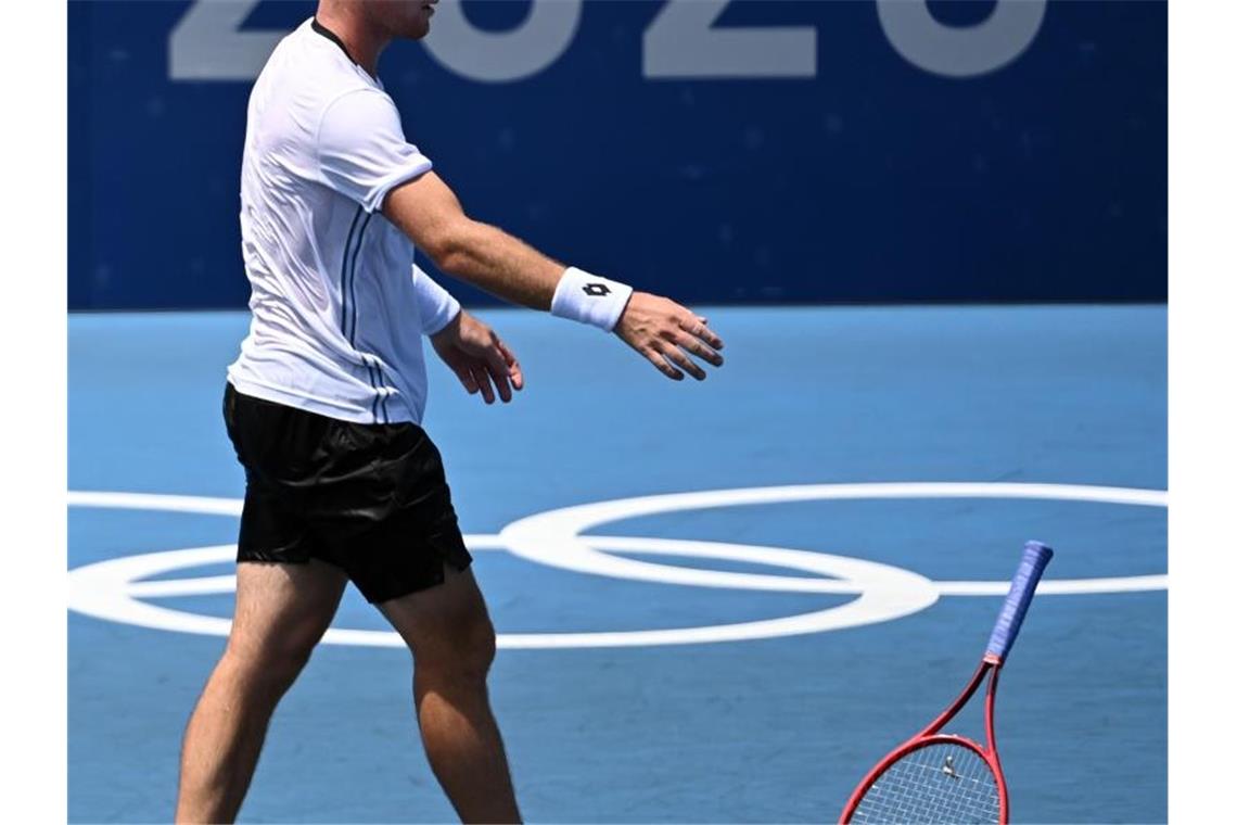 Aus für Koepfer beim olympischen Tennis-Turnier Dominik Koepfer wirft seinen Schläger zu Boden. Foto: Marijan Murat/dpa