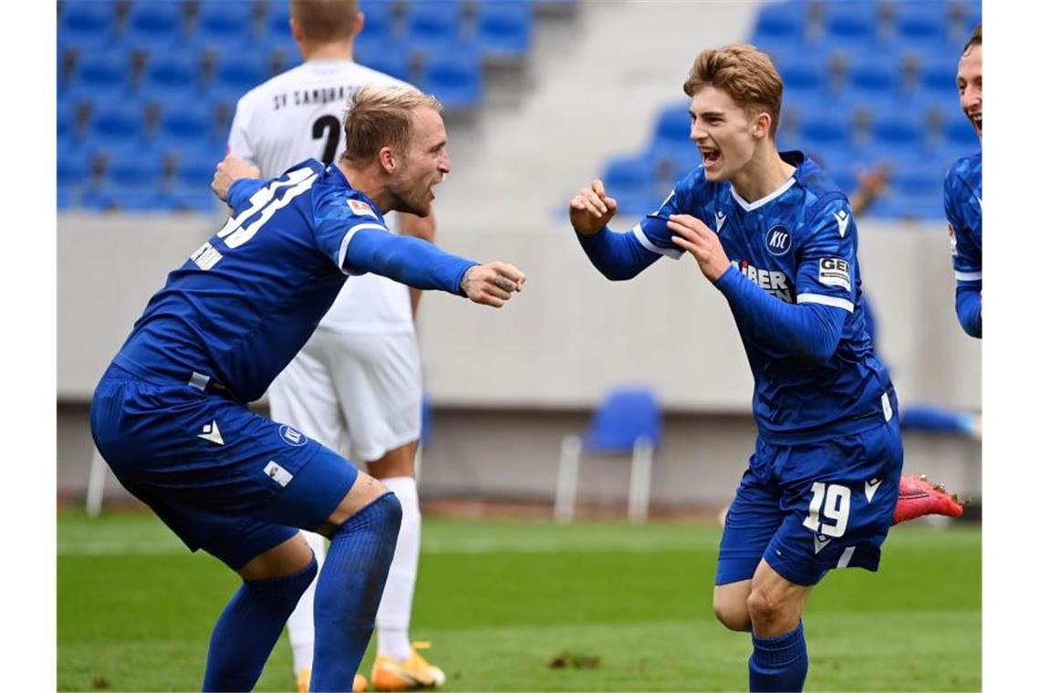 Die Hoffnung ist zurück: Beim KSC und seinem Knipser Hofmann Dominik Kother (r) bejubelt seinen Treffer zum 2:0 mit Philipp Hofmann. Foto: Uli Deck/dpa