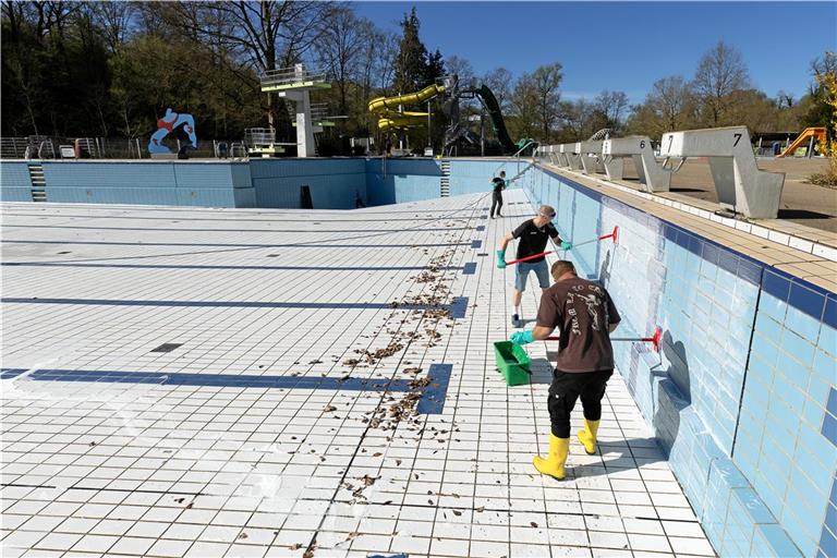 Dominik Lastavec (vorne) und Dominik Köppen schrubben die Fliesen zweimal, erst mit alkalischem und dann mit saurem Reinigungsmittel.