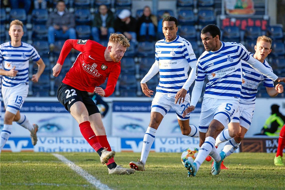 Dominik Martinovic (rotes Trikot) hat die 1:0-Führung für Großaspach erzielt. Foto: A. Becher