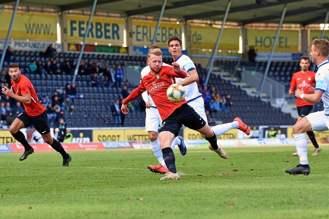 Dominik Martinovic saß zuletzt gegen Rostock nur auf der Tribüne, reagierte aber mit guten Trainingsleistungen auf seine Degradierung. Weil Großaspachs Interimscoach Markus Lang eigentlich große Stücke auf den Stürmer hält, dürfte er in Köln zumindest als Joker wieder dabei sein. Foto: T. Sellmaier