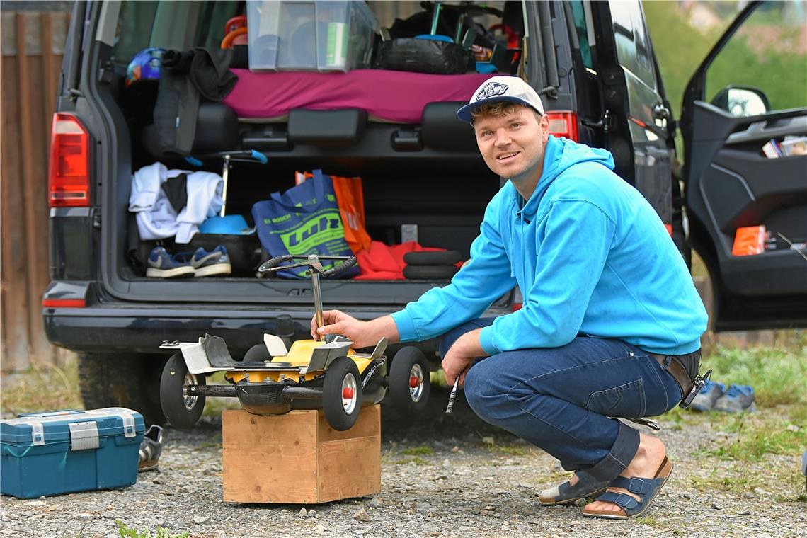 Ein rasender Riese holt sich den Titel der Bobby-Car-WM Dominik Rivola mit seinem getunten Flitzer.