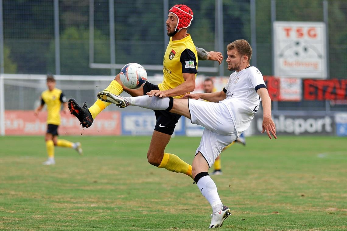 Dominik Salz: Kämpfer und Dauerläufer im Dienste der SG Sonnenhof Dominik Salz (gelbes Trikot) geht auf dem Platz stets voran. Auch im Derby in Backnang schonte der 35-jährige Stürmer der SG Sonnenhof weder sich noch den Gegenspieler, wie hier TSG-Verteidiger Jannik Dannhäußer erfahren durfte. Foto: Volker Müller