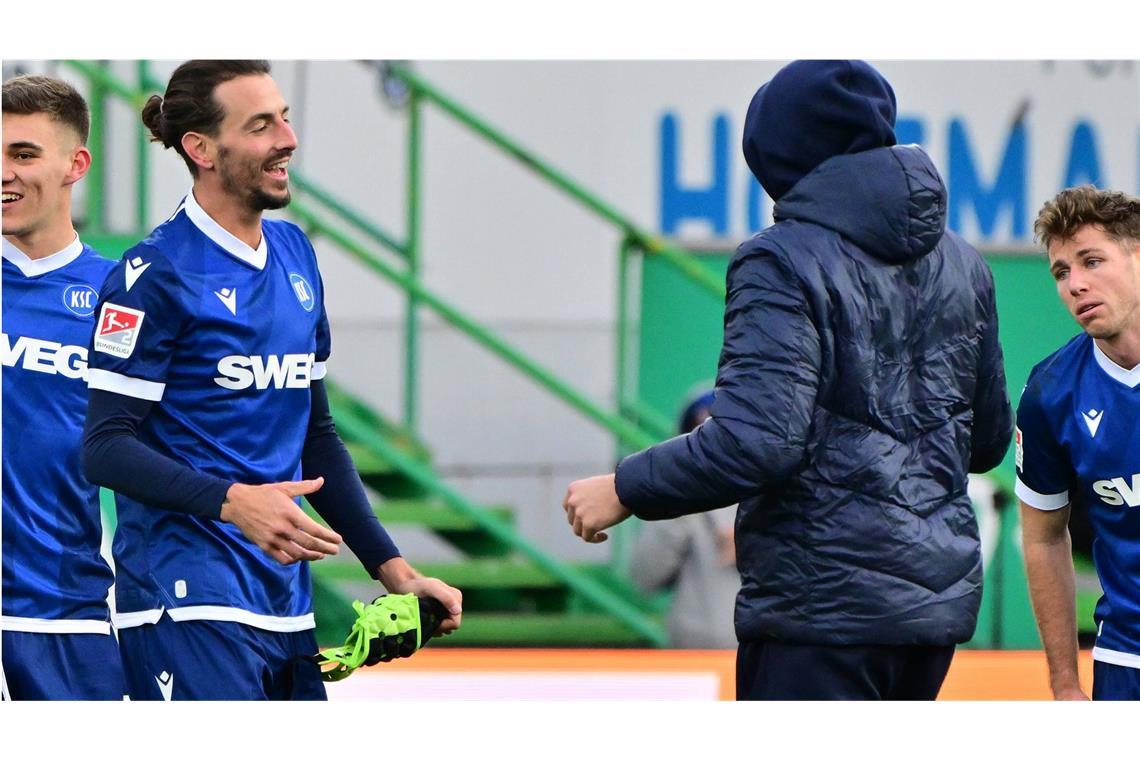 Ex-Kickers-Stürmer feiert Profidebüt mit 37 Jahren Dominik Salz hält seinen Kopfschutz in der Hand und freut sich über sein Profidebüt.
