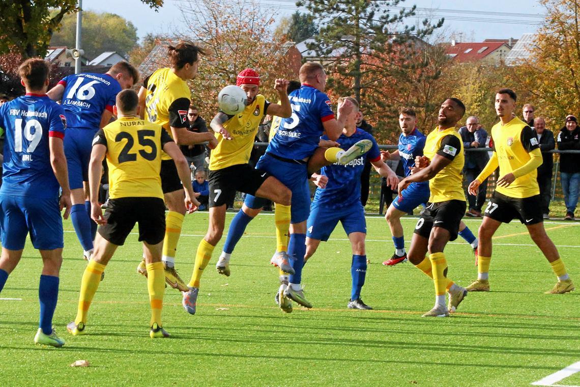 SG Sonnenhof Großaspach löst sicher das Ticket fürs Viertelfinale Dominik Salz (roter Kopfschutz) ebnet mit seinen beiden frühen Toren das Weiterkommen für die Großaspacher. Foto: Marc Schmerbeck