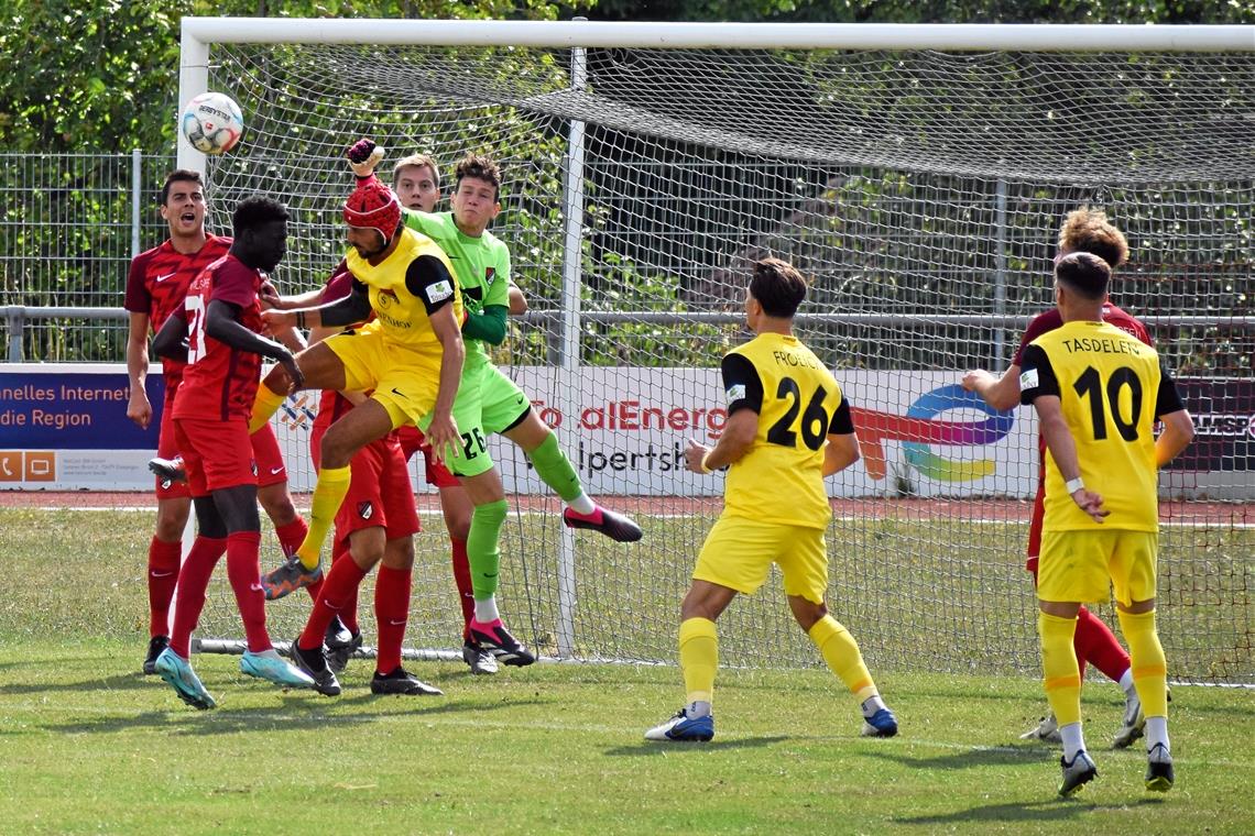 Dominik Salz (roter Kopfschutz) steuert zwei Tore zum 4:0-Erfolg der Großaspacher in Ilshofen bei. Foto: Tankred Volkmer