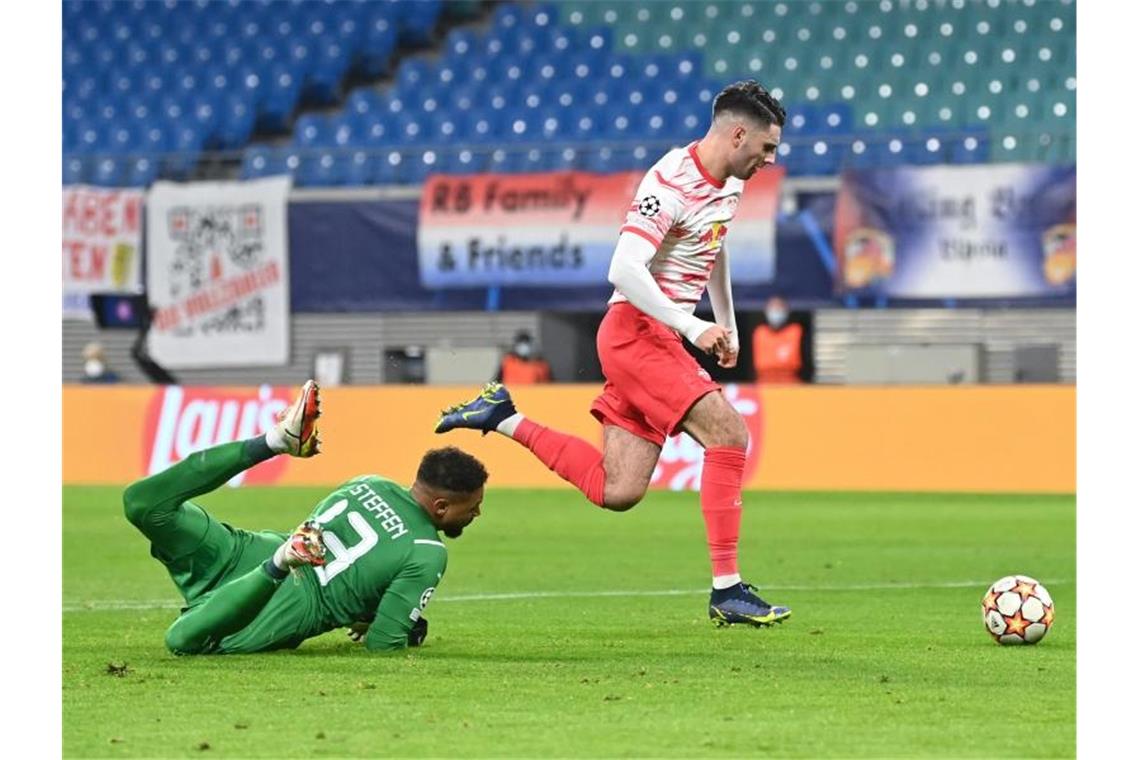 Dominik Szoboszlai (r) umspielt Manchesters Torwart Zack Steffen und erzeilt das Tor zum 1:0 für RB Leipzig. Foto: Robert Michael/dpa-Zentralbild/dpa