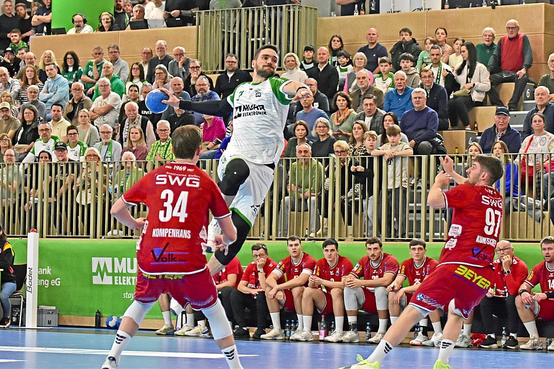 Dominik Weiß ist im Heimspiel gegen Hüttenberg mit fünf Toren der treffsicherste Werfer des HCOB. Foto: Tobias Sellmaier