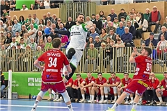 Dominik Weiß ist im Heimspiel gegen Hüttenberg mit fünf Toren der treffsicherste Werfer des HCOB. Foto: Tobias Sellmaier
