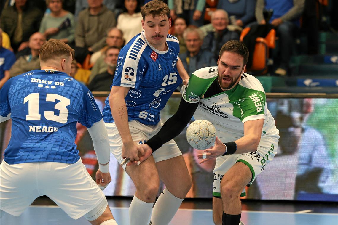 Dominik Weiß (rechts) und der HC Oppenweiler/Backnang verpassen es auch im zehnten Versuch, den ersten Saisonsieg zu feiern. Foto: Alexander Hornauer 