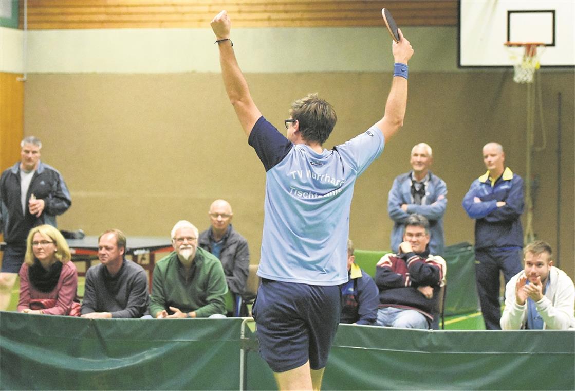 Dominik Wörner und die Tischtennisspieler des TV Murrhardt bejubeln noch den Aufstieg in die Verbandsklasse. Foto: T. Sellmaier