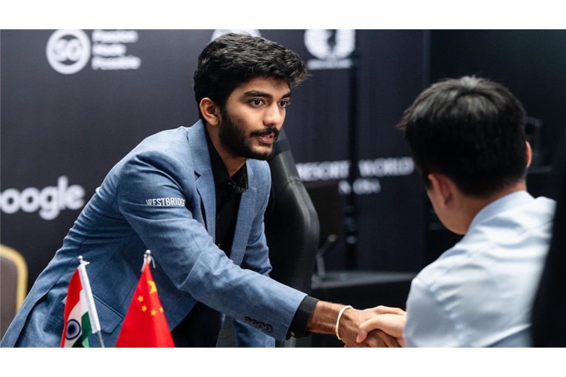 So dramatisch gewinnt Dommaraju Gukesh den WM-Titel Dommaraju Gukesh (links) nimmt die Glückwünsche des geschlagenen Weltmeisters Ding Liren entgegen.