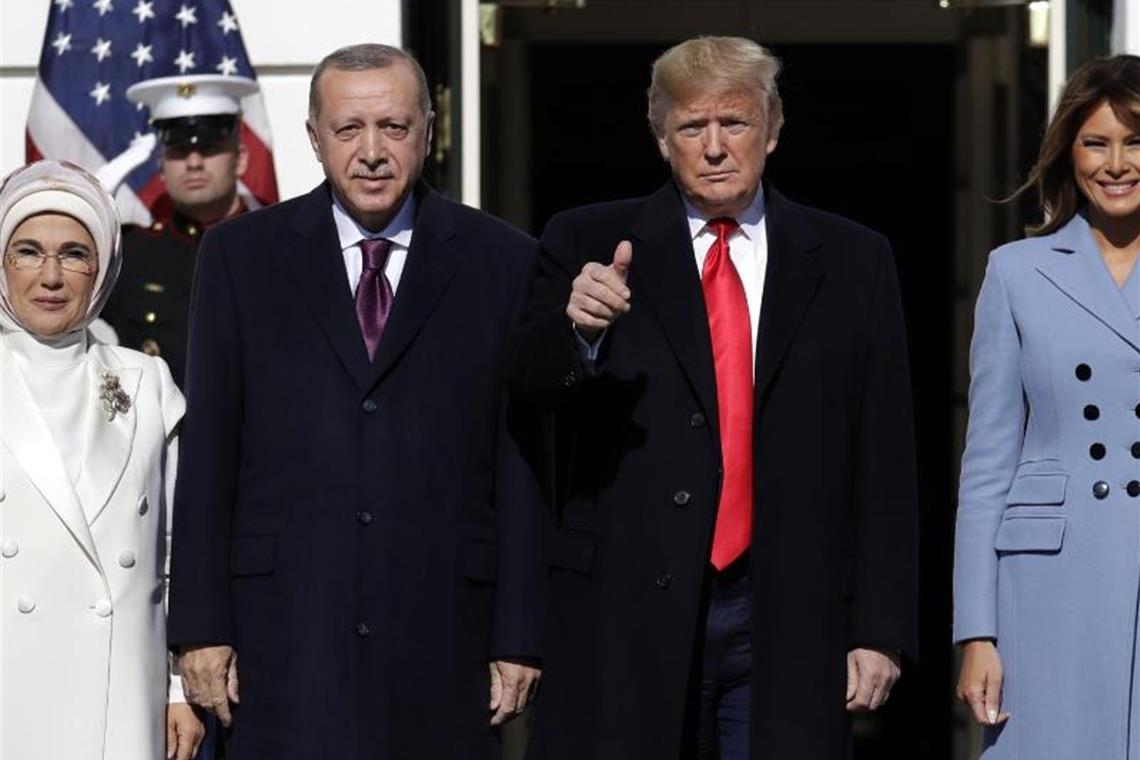 Donald Trump (2.v.r), Präsident der USA, und seine Frau First Lady Melania Trump (r) begrüßen Recep Tayyip Erdogan (2.v.l), Präsident der Türkei, und dessen Frau Emine Erdogan (l) im Weißen Haus. Foto: Evan Vucci/AP/dpa